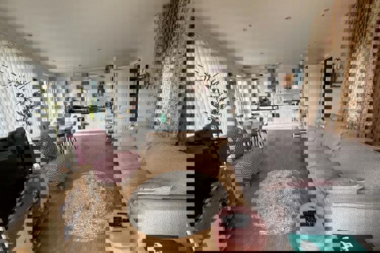 1000018693